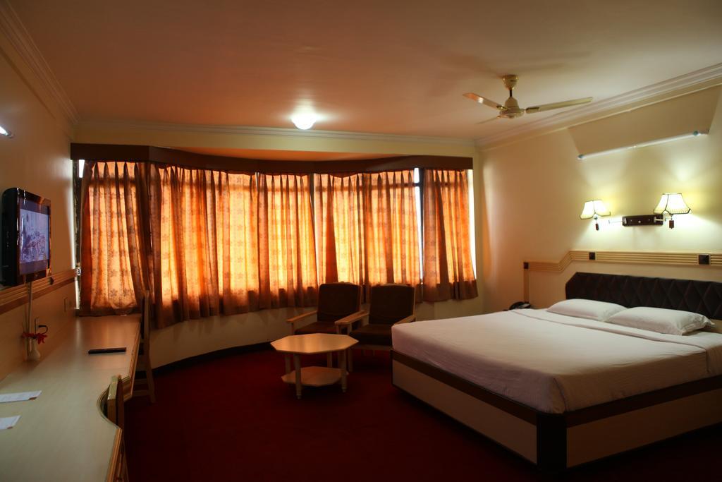 Femina Hotel Tiruchirappalli Exterior foto