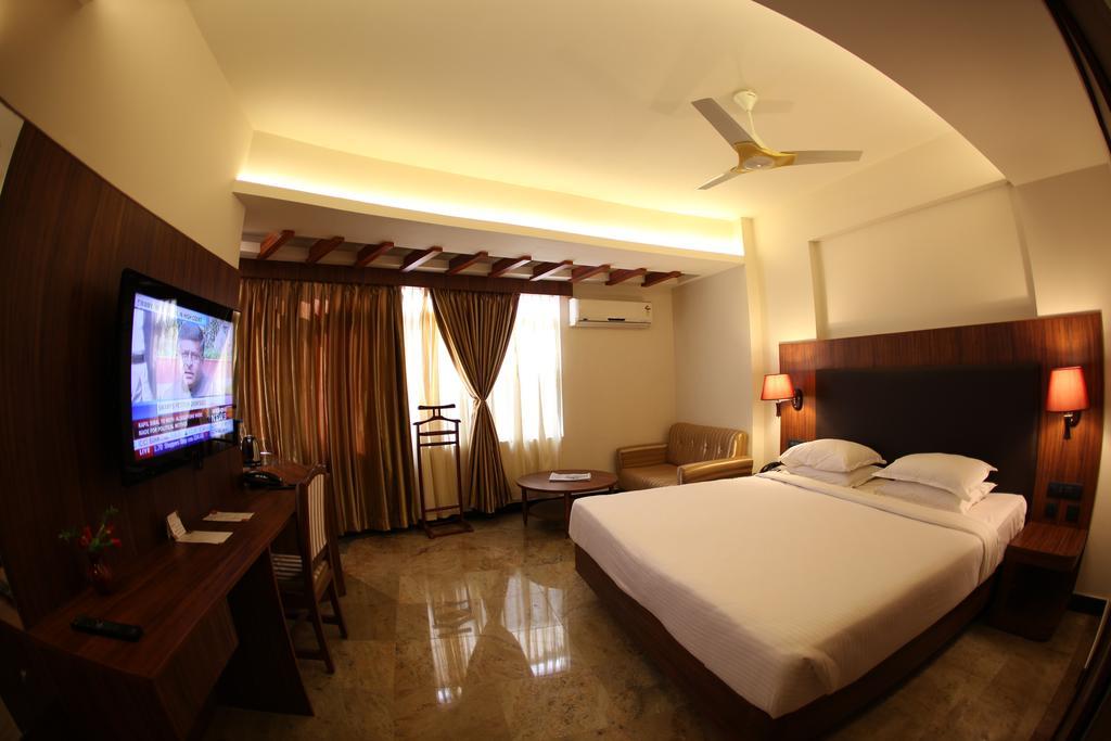 Femina Hotel Tiruchirappalli Exterior foto