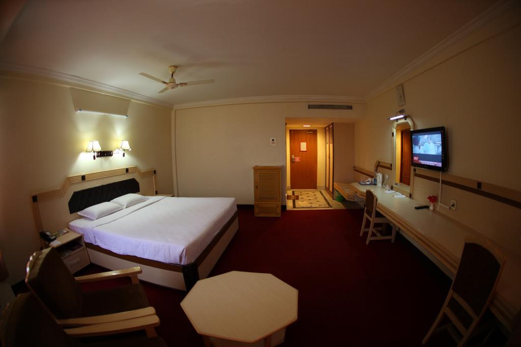Femina Hotel Tiruchirappalli Exterior foto